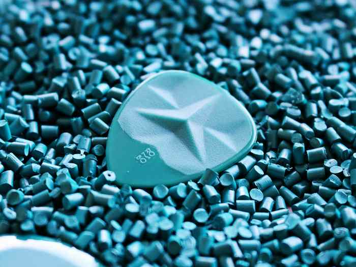 Polymer granulate and mouldings